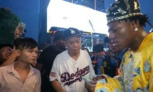 Nam thanh niên bị phạt do 'chặt chém' streamer nổi tiếng ở phố Nguyễn Huệ Nam thanh niên bị phạt do 'chặt chém' streamer nổi tiếng ở phố Nguyễn Huệ