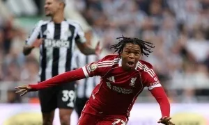 Thần đồng 16 tuổi của Liverpool là ai? Thần đồng 16 tuổi của Liverpool là ai?