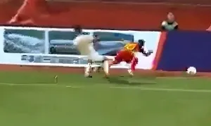Tiền vệ Trung Quốc đẩy đối thủ ngã gãy cổ