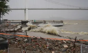 Vỉa hè ven sông Hàn bị sóng đánh tan hoang