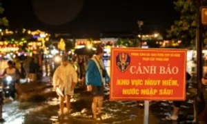 Lũ dâng trong đêm ở phố cổ Hội An