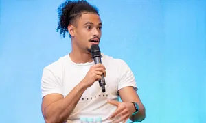 Cầu thủ 17 tuổi tái sinh sau cú sốc mất chân do bệnh não