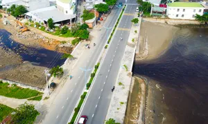 Nước thải từ bãi rác trên núi chảy ra biển Nha Trang